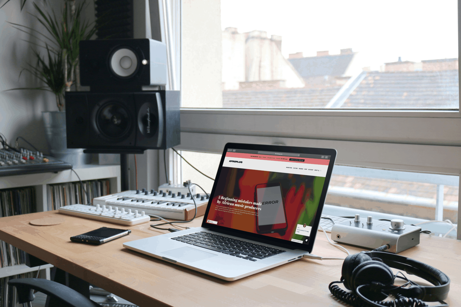 Home studio avec un pro mackbook regardant le site Web d'Aforplug